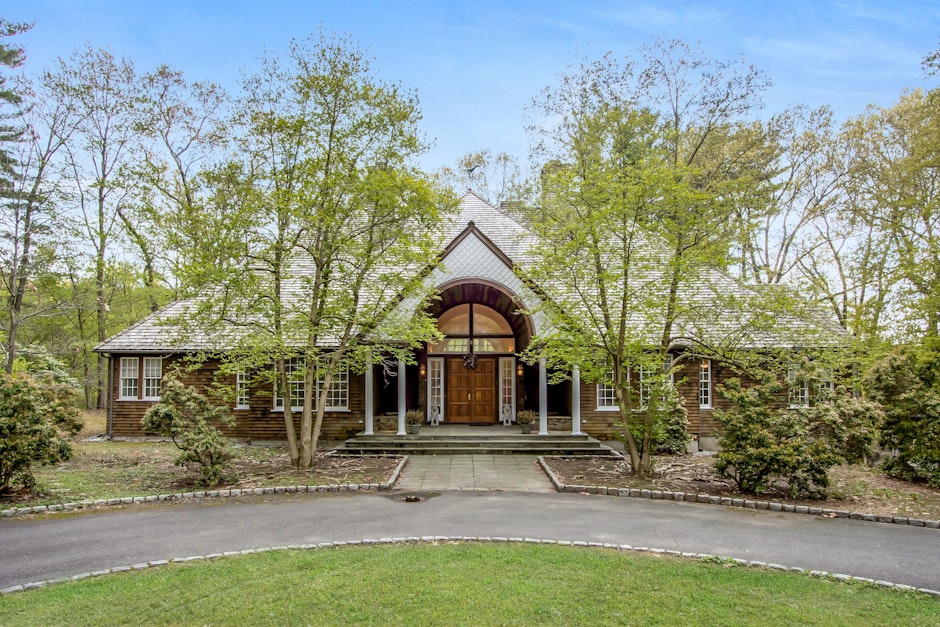 2 White Pine Road, Sloatsburg, NY 10974, Presented by Richard Ellis